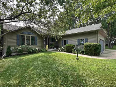 2647 Spring Hill Dr, Stoughton, WI 53589