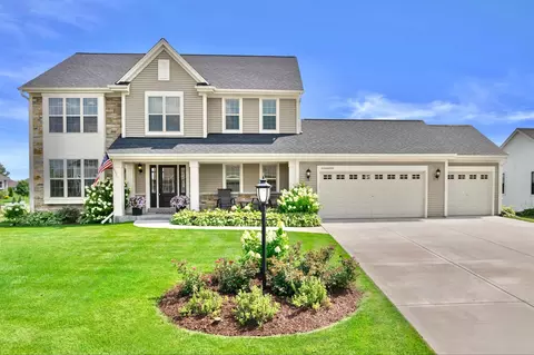 w222n4700 Seven Oaks Dr, Pewaukee, WI 53072