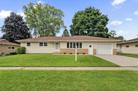 211 6th St, Waunakee, WI 53597