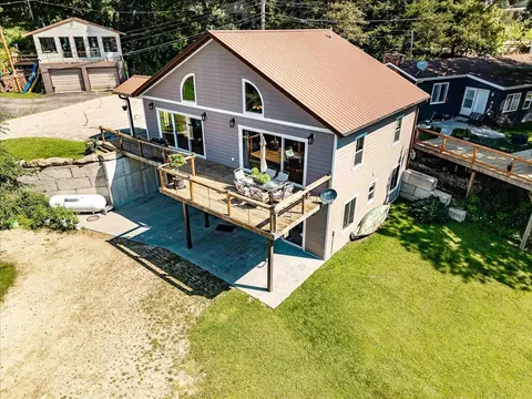 415 Bench St, Lynxville, WI 54626
