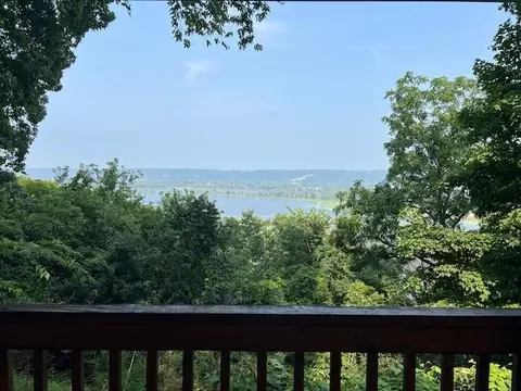 164 Mcgregor Heights Rd, Mcgregor, IA 52157
