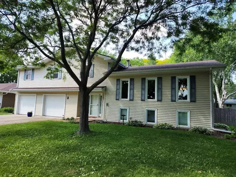 7122 Mockingbird Ln, Middleton, WI 53562