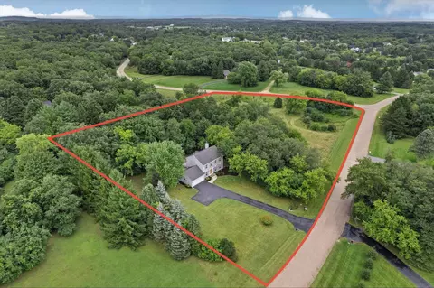 s44w33210 Connemara Dr, Dousman, WI 53118