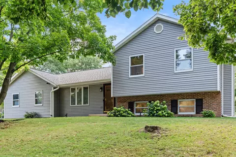 7802 W Oakbrook Cir, Madison, WI 53717