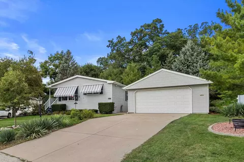 604 Mayflower Dr, Waterford, WI 53185