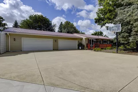 2765 Oak Knoll Ln, Stoughton, WI 53589