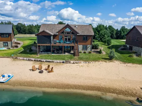 n8111 Castaway Drive, New Lisbon, WI 53950