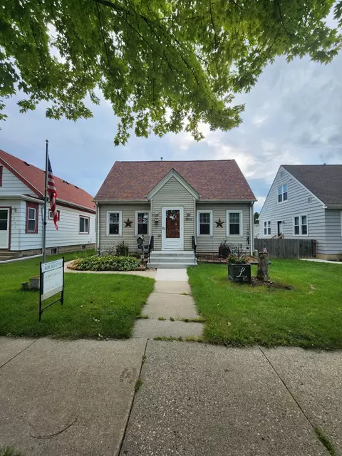 3803 S Ahmedi Ave, Saint Francis, WI 53235