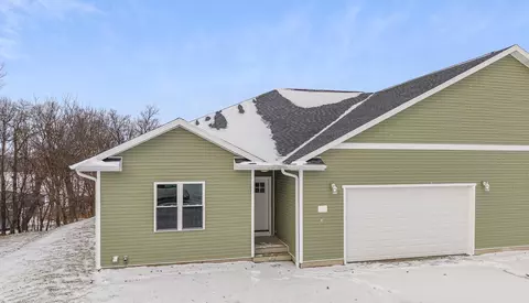 690 N Main St, Fall River, WI 53932