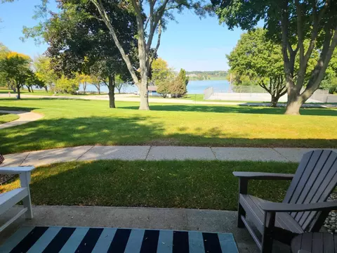 31 Lausanne Ct, Lake Geneva, WI 53147