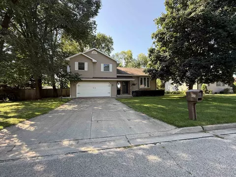 906 Vicki Dr, Tomah, WI 54660