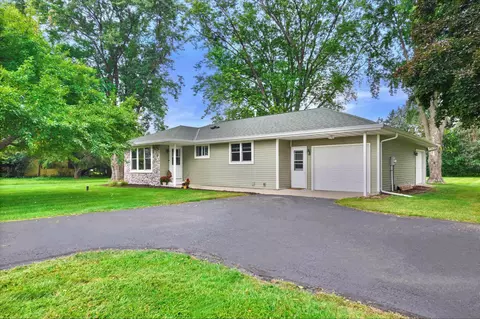 1360 S Concord Rd, Oconomowoc, WI 53066