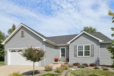 9 Woodridge Ln, Columbus, WI 53925