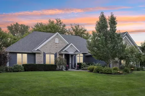 460 E Red Pine Cir, Dousman, WI 53118