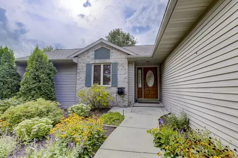 407 Nightingale Ln, Cottage Grove, WI 53527