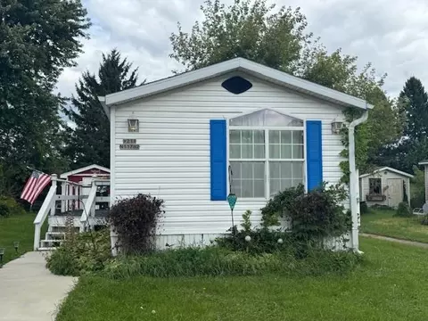 w211n11782 Hilltop Cir, Germantown, WI 53022