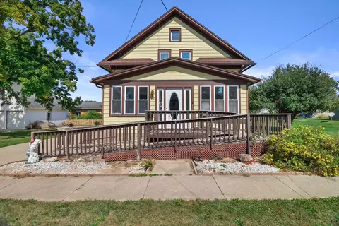 318 Park St, Theresa, WI 53091