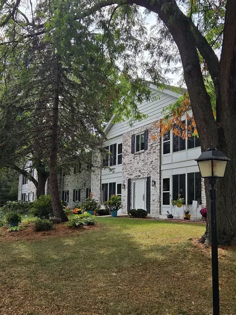 1514 Golf View Rd #E, Madison, WI 53704