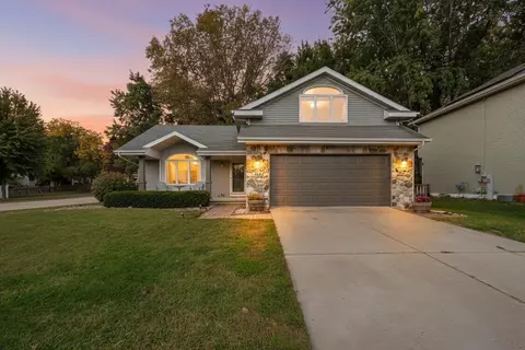 633 Autumn Wood Pkwy, Deerfield, WI 53531