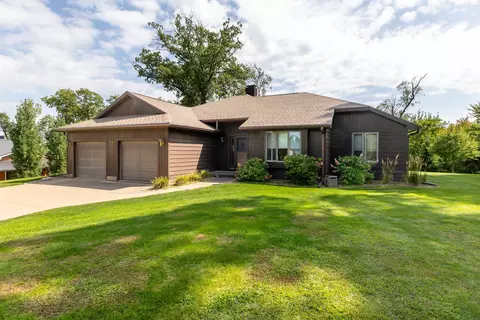 660 Pioneer Rd, Platteville, WI 53818