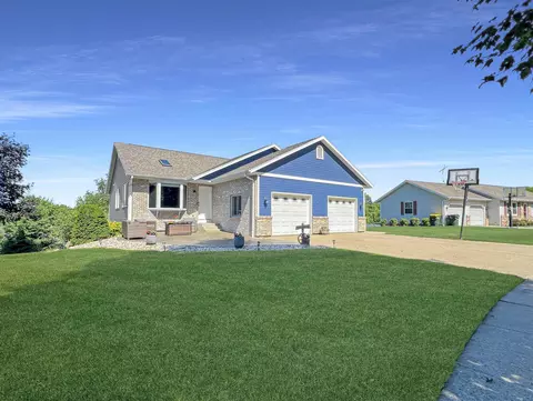 2207 Winfield Dr, Reedsburg, WI 53959