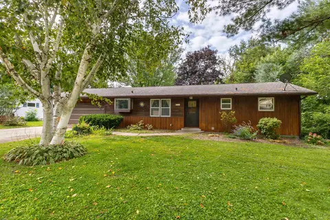 1225 Sunset Dr, Platteville, WI 53818
