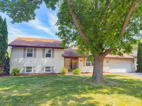 915 Castle Dr, Sun Prairie, WI 53590