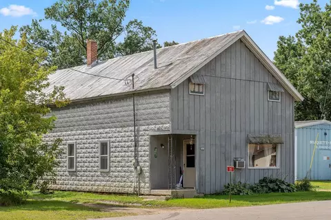 343 Center St, Oxford, WI 53952