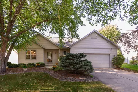 280 Valley Ridge Dr, Sun Prairie, WI 53590