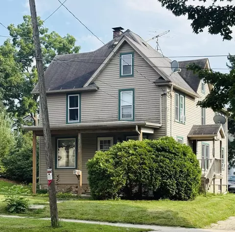 215 E Maple Ave, Beaver Dam, WI 53916