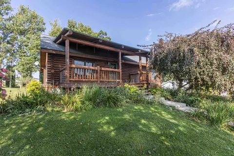 285 White St, Benton, WI 53803