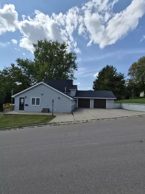 303 5th St, Mineral Point, WI 53565