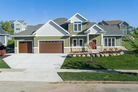 1113 N Division St, Waunakee, WI 53597