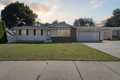 216 Waveland Rd, Janesville, WI 53548