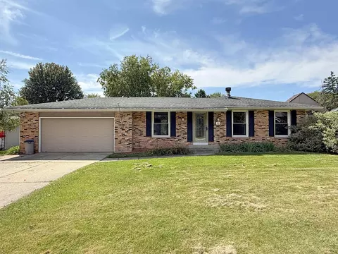425 Applewood Ln, Janesville, WI 53548