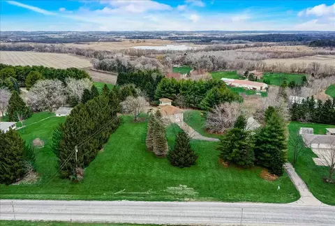 5974 River Rd, Waunakee, WI 53597
