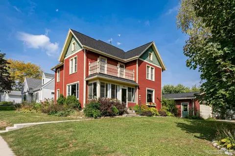 819 4th St, New Glarus, WI 53574