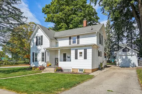 423 W Linden Dr, Jefferson, WI 53549