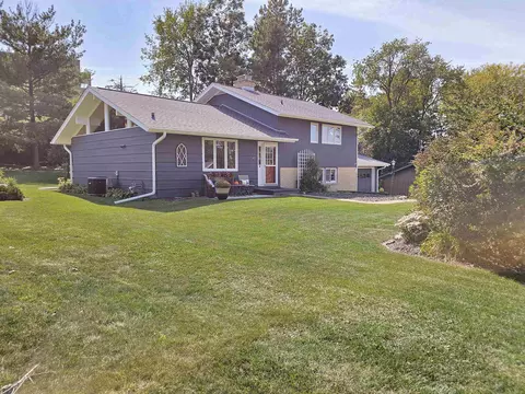 65 Preston Dr, Platteville, WI 53818