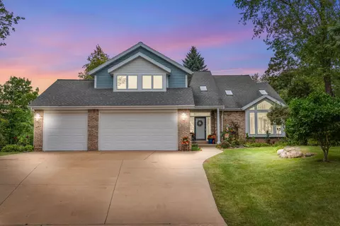 w247s6795 Sugar Maple Dr, Waukesha, WI 53189