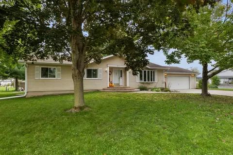 914 Marshall Dr, Mauston, WI 53948
