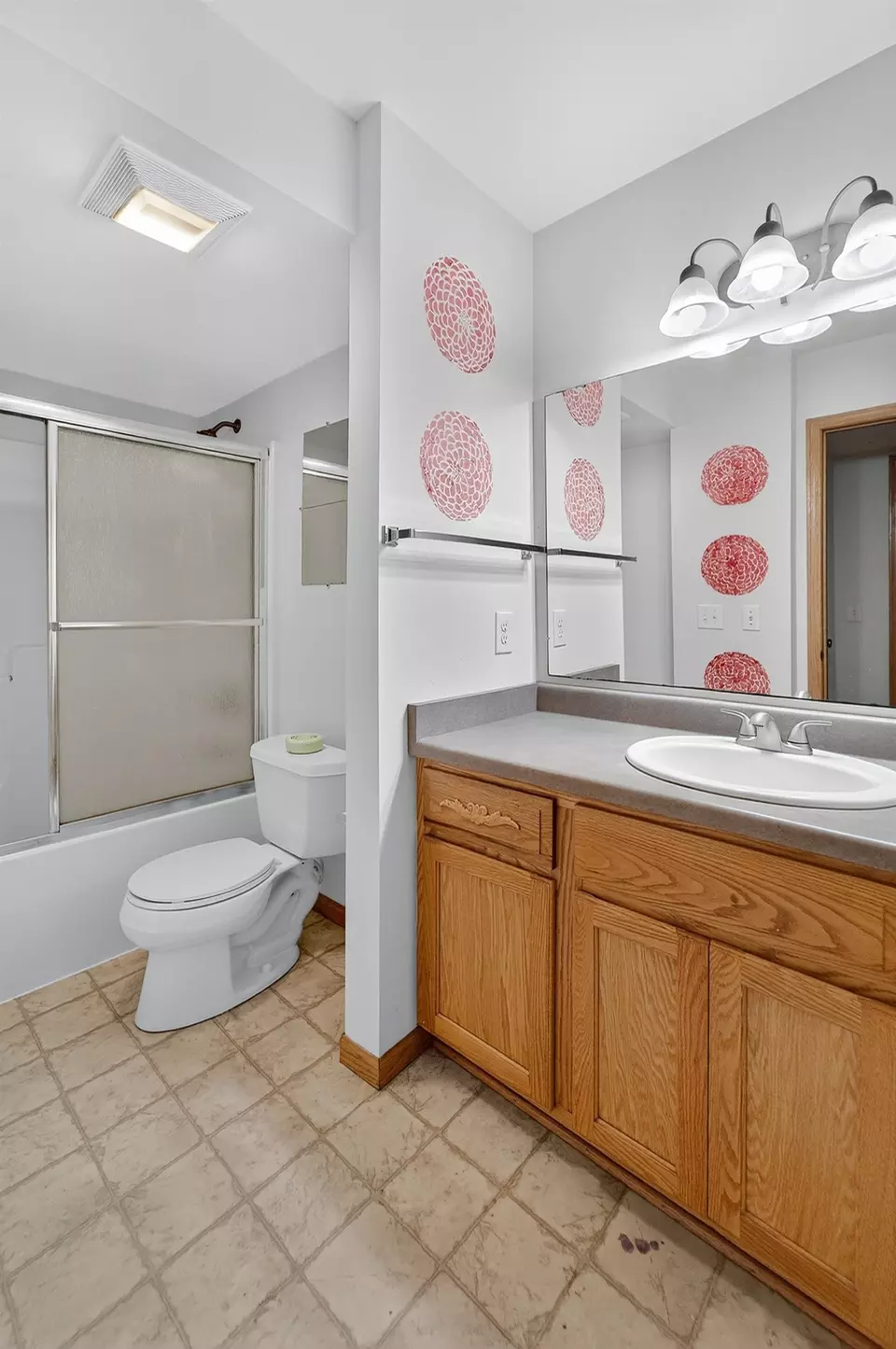 Bath - 1077 Gas Light Dr, Sun Prairie, WI 53590 photo 3 of 3