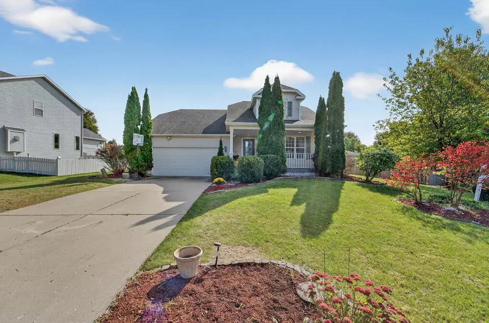 Exterior - 1077 Gas Light Dr, Sun Prairie, WI 53590 photo 1 of 14