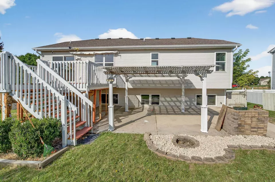 Exterior - 1077 Gas Light Dr, Sun Prairie, WI 53590 photo 6 of 14