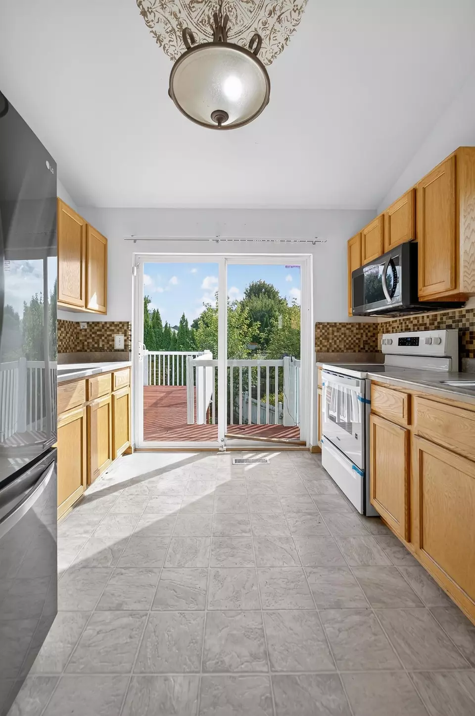 Kitchen - 1077 Gas Light Dr, Sun Prairie, WI 53590 photo 2 of 5