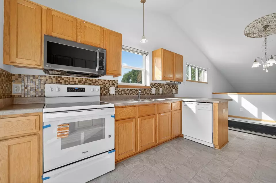 Kitchen - 1077 Gas Light Dr, Sun Prairie, WI 53590 photo 4 of 5