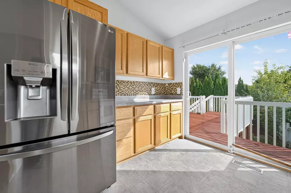 Kitchen - 1077 Gas Light Dr, Sun Prairie, WI 53590 photo 3 of 5