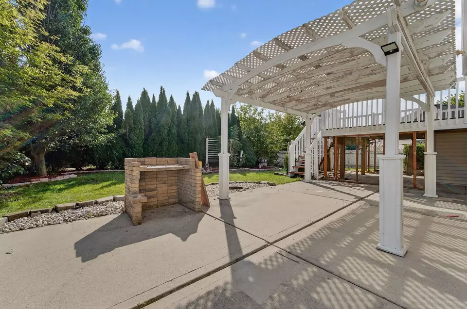 Exterior - 1077 Gas Light Dr, Sun Prairie, WI 53590 photo 9 of 14