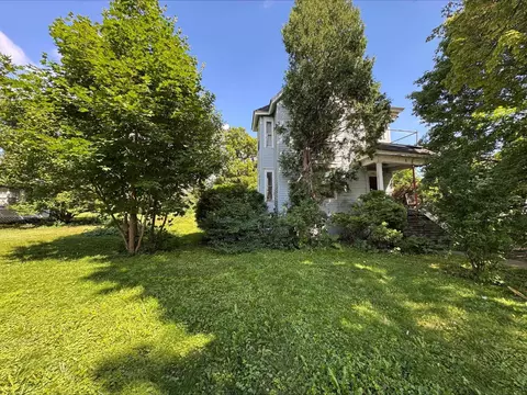 221 S 4th St, Mount Horeb, WI 53572