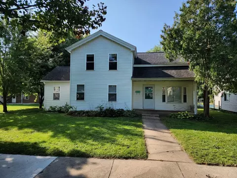 330 7th St, Baraboo, WI 53913